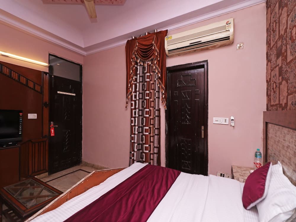 OYO 11603 President Inn