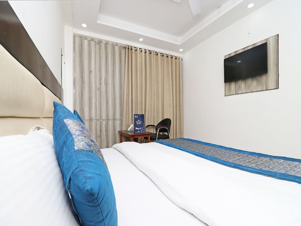 OYO 11633 Hotel Sweet Palace