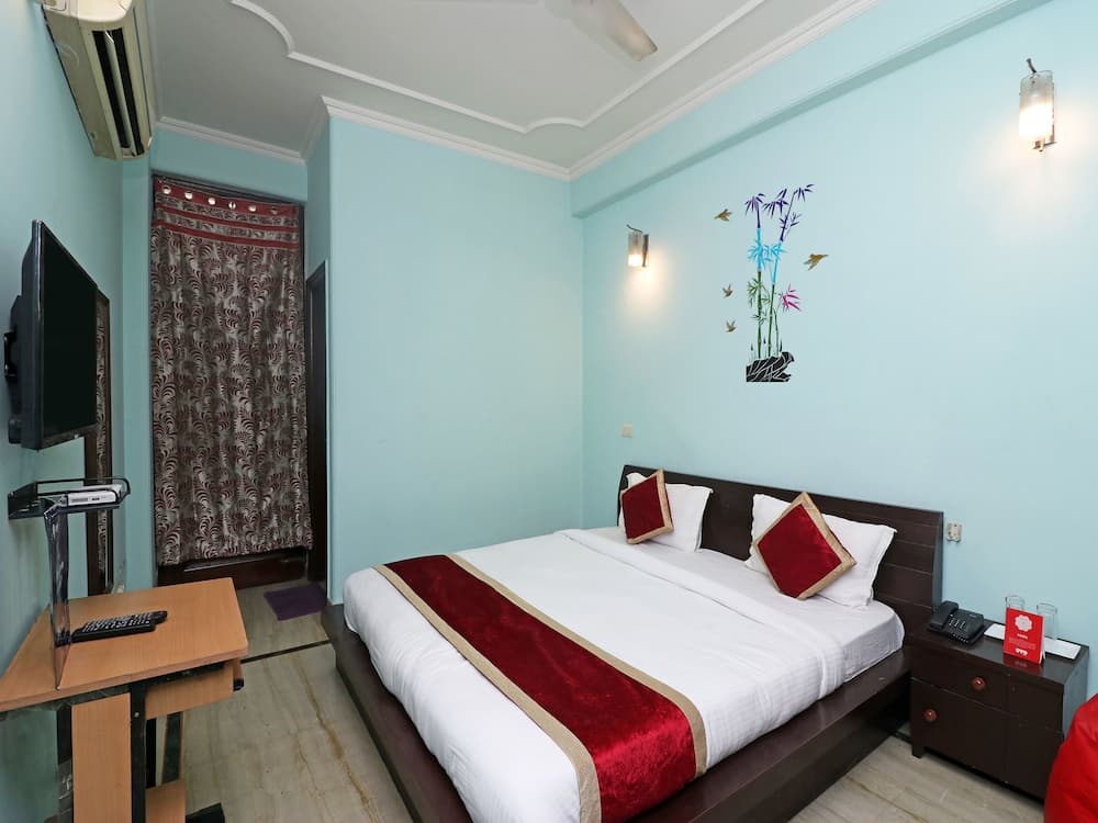 OYO 13235 The Golden Door