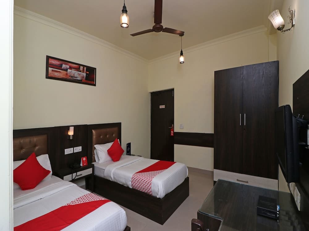 OYO 389 Hotel Applee Inn