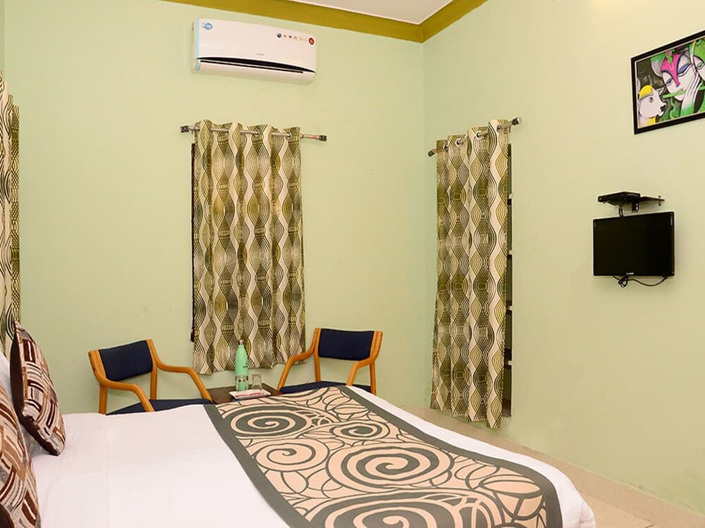 OYO 4255 The Crown Plaza