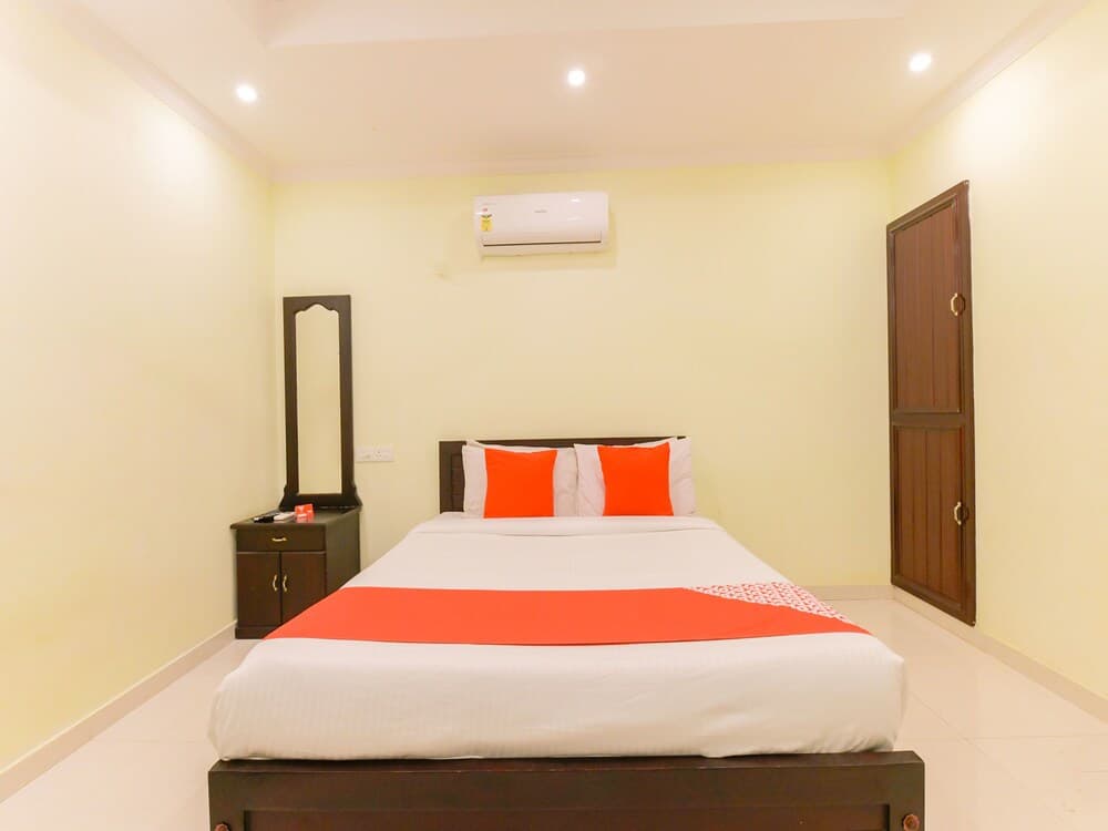 OYO 11529 Diamond Residency
