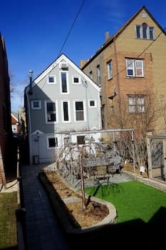 3-Level Bucktown Home - Amazing Outdoors & Parking