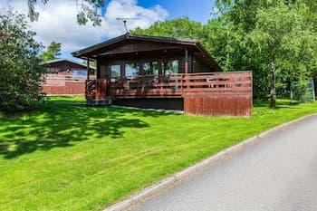 Bluebell Lodge 2 with Hot Tub