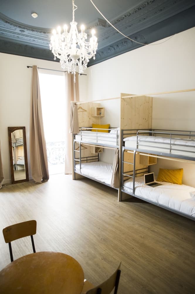 Georges Hostel & Café