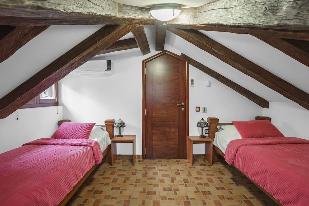 Wine house old town apartments