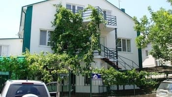 Na Krasnozelenykh 38 Guest House