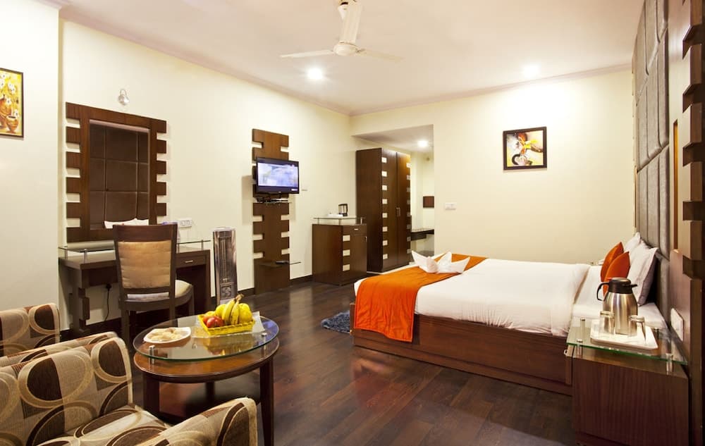 CK International  By Royal Collection