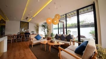 Taihu Baopu LingXia Inn