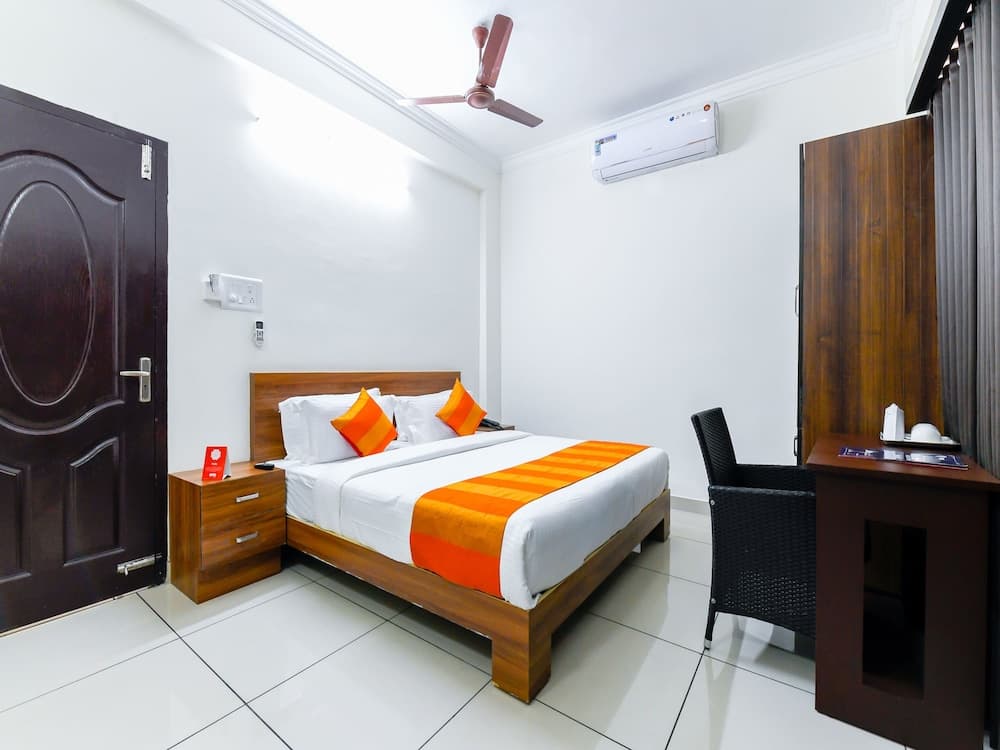 OYO 11069 Hotel Hisham Suits