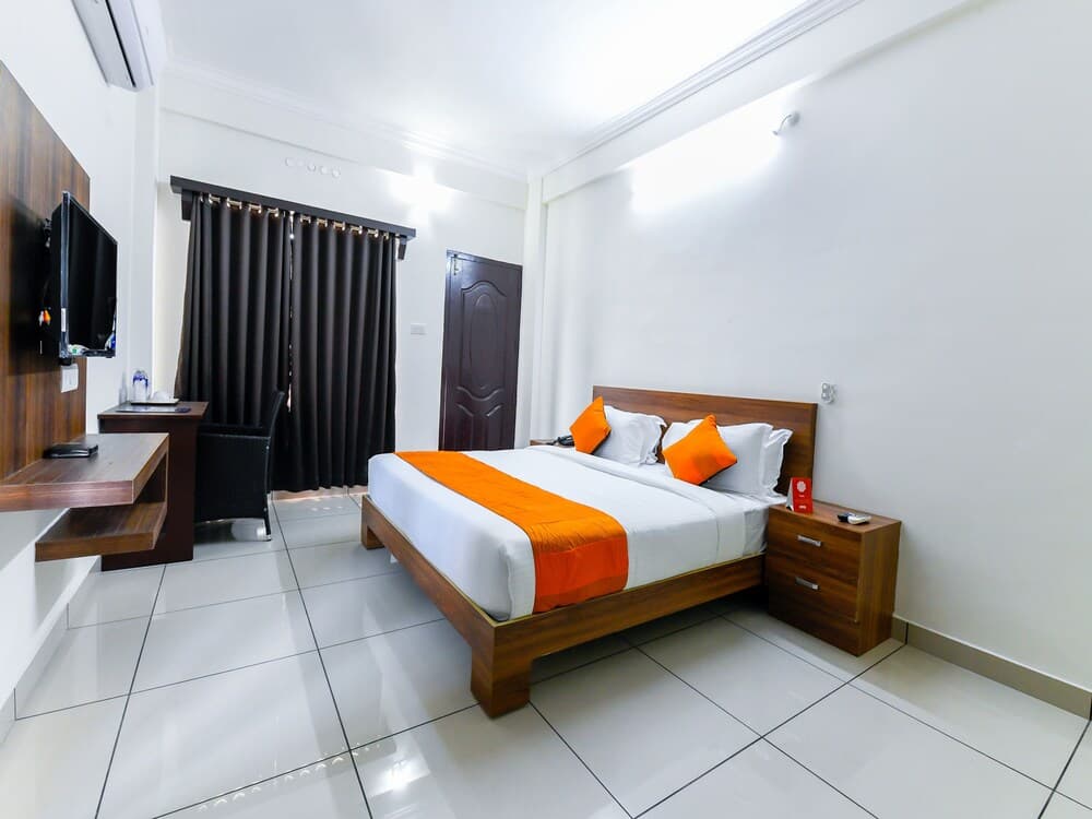 OYO 11069 Hotel Hisham Suits