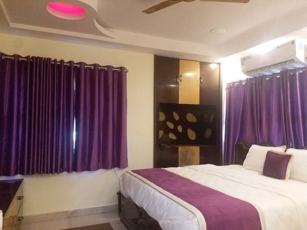 OYO 12812 Four Seasons Villa