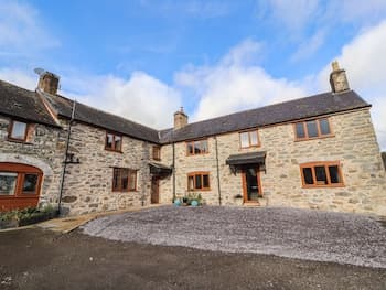 Maestyddyn Farm House