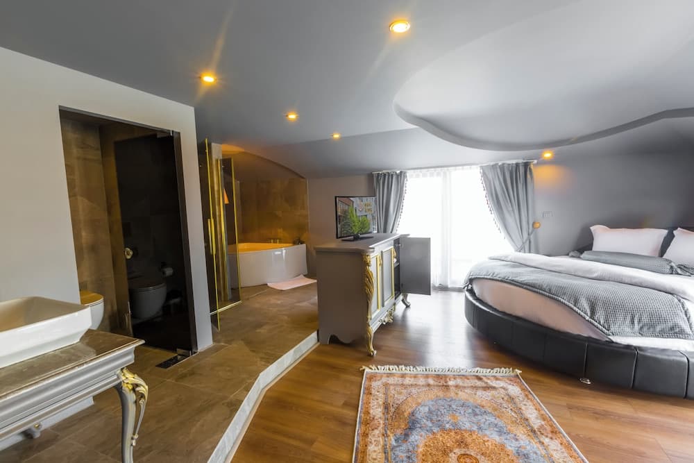 Real King Suite Hotel