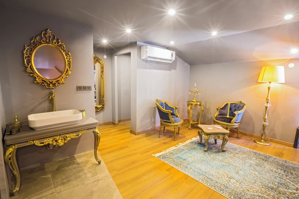 Real King Suite Hotel