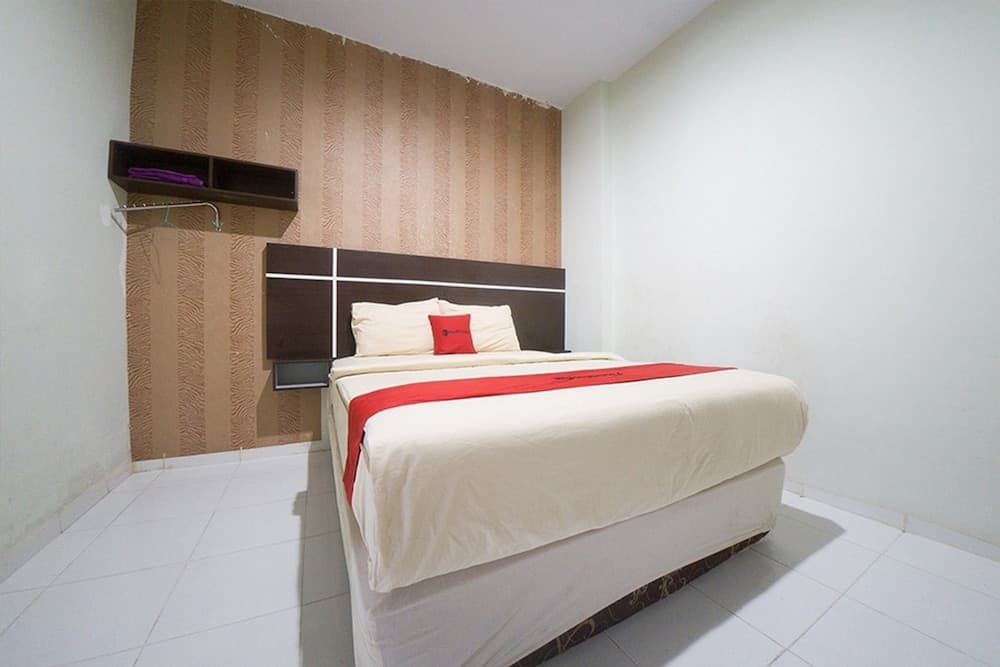 RedDoorz Plus near Mall Panakukang 2