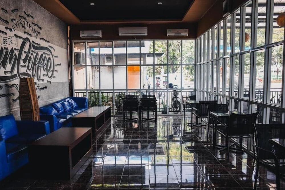 RedDoorz Plus near Sultan Hasanuddin Airport