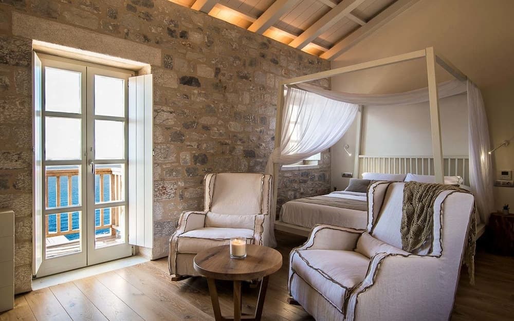 BASSA MAINA Villas & Suites