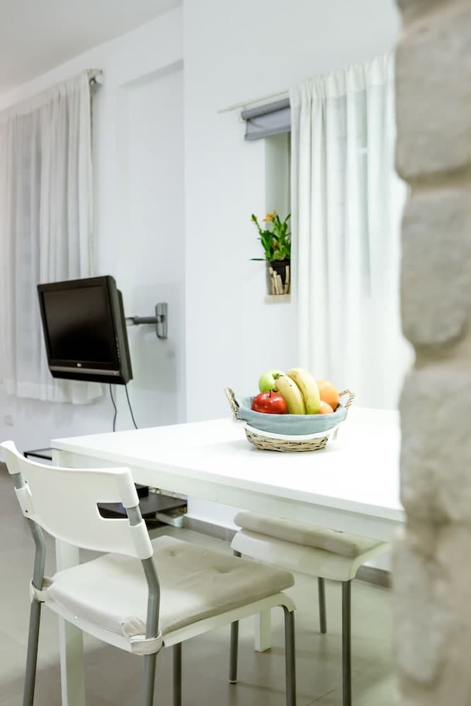 2Rooms Perfect Location  1Min to  Beach