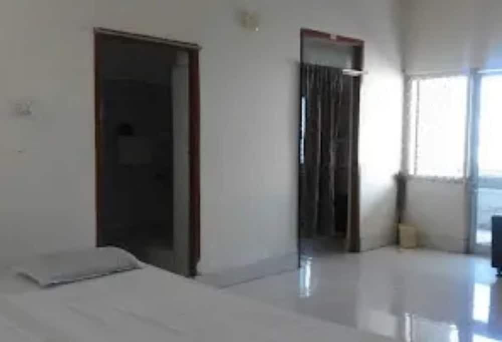 Goroomgo Royal Palace Puri