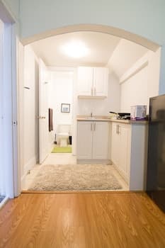 Studio Apartment near Kensington Market – Unit 3