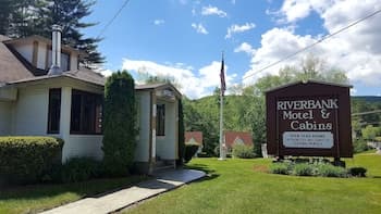 Riverbank Motel and Cabins