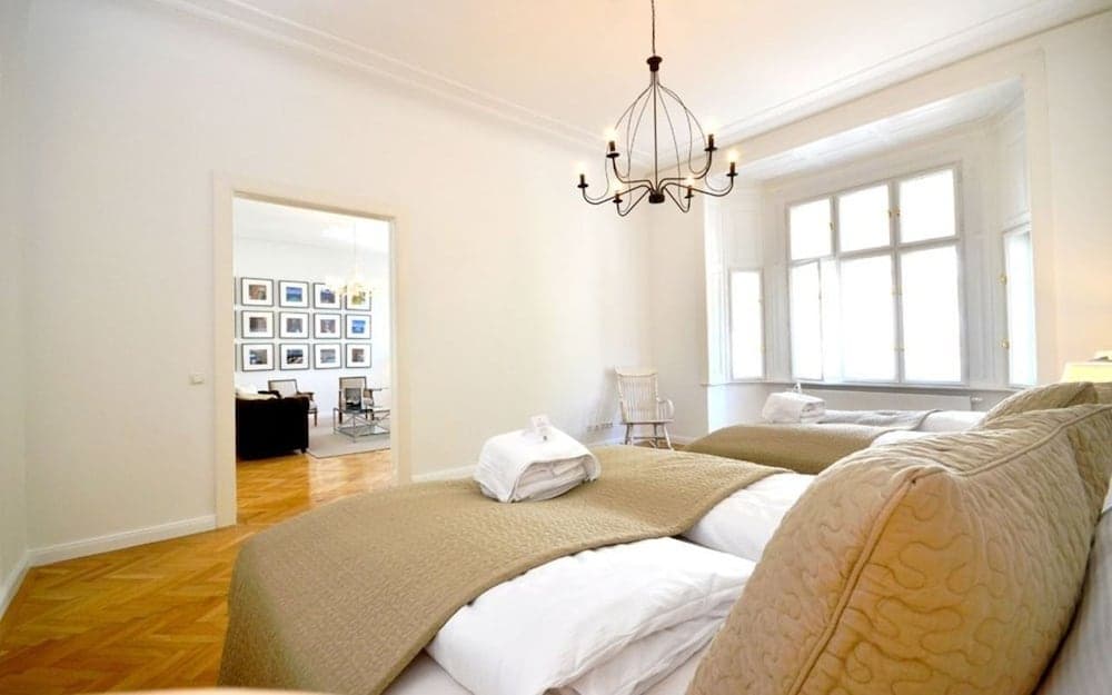Vienna Residence Colossal Apartment With Balcony and Space for 8 Guests