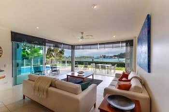 Pavillion 17 - Waterfront Spacious 4 Bedroom With Own Inground Pool And Golf Buggy