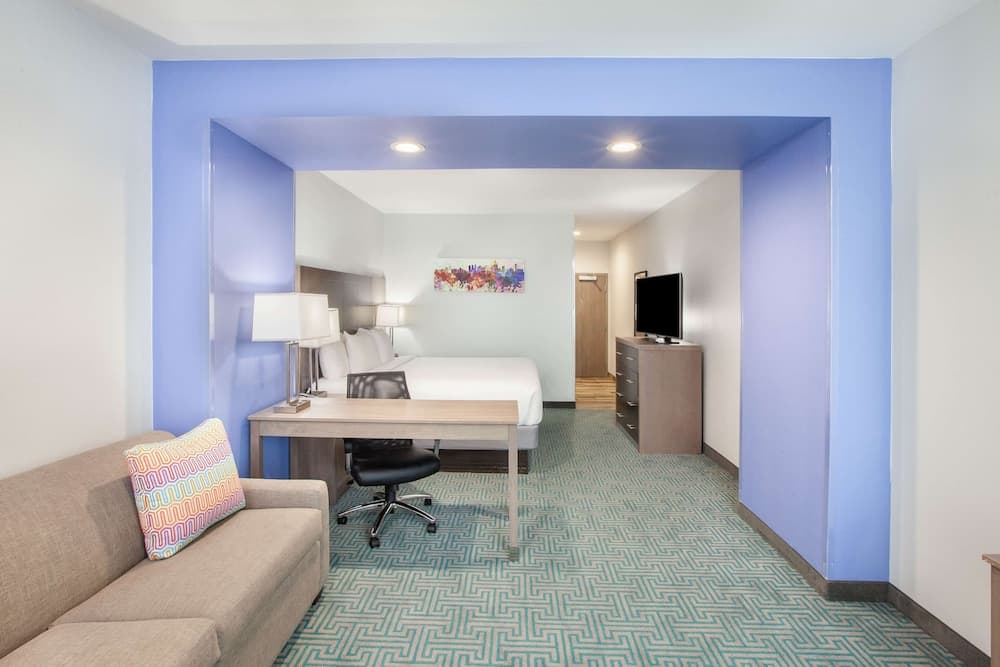 La Quinta Inn & Suites by Wyndham Dallas Duncanville