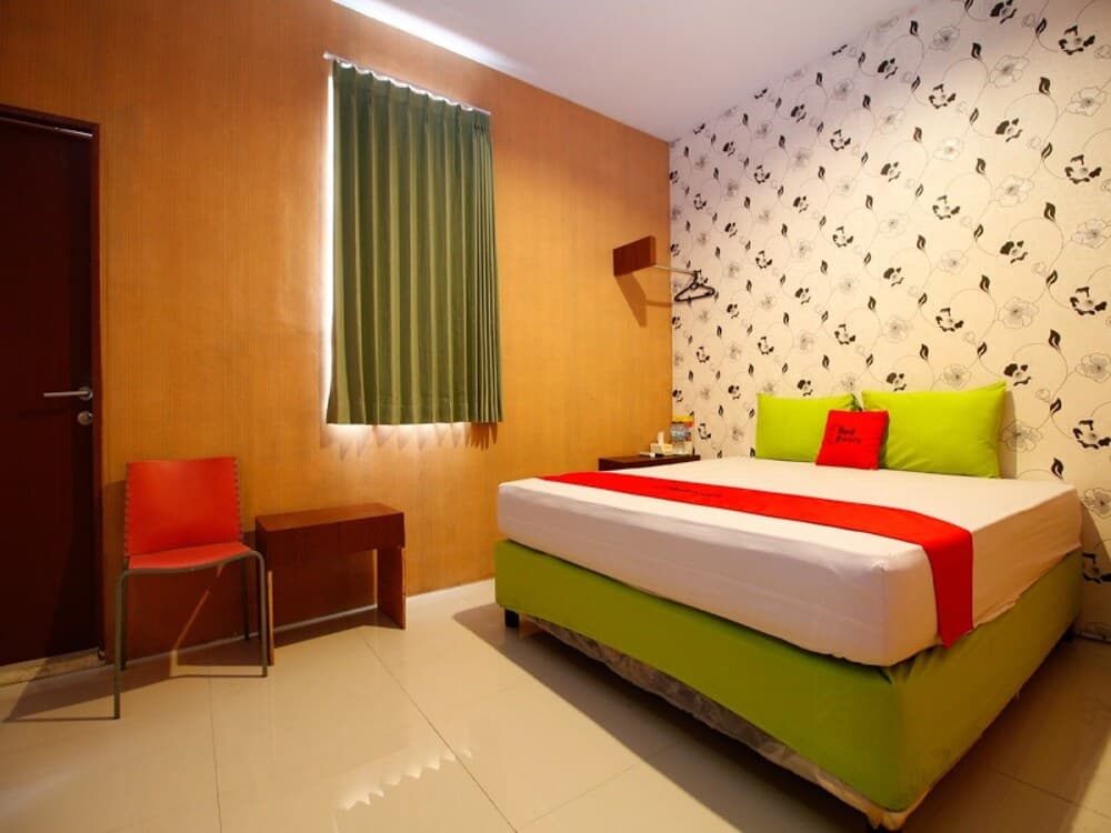 RedDoorz Plus near Pelabuhan Makassar
