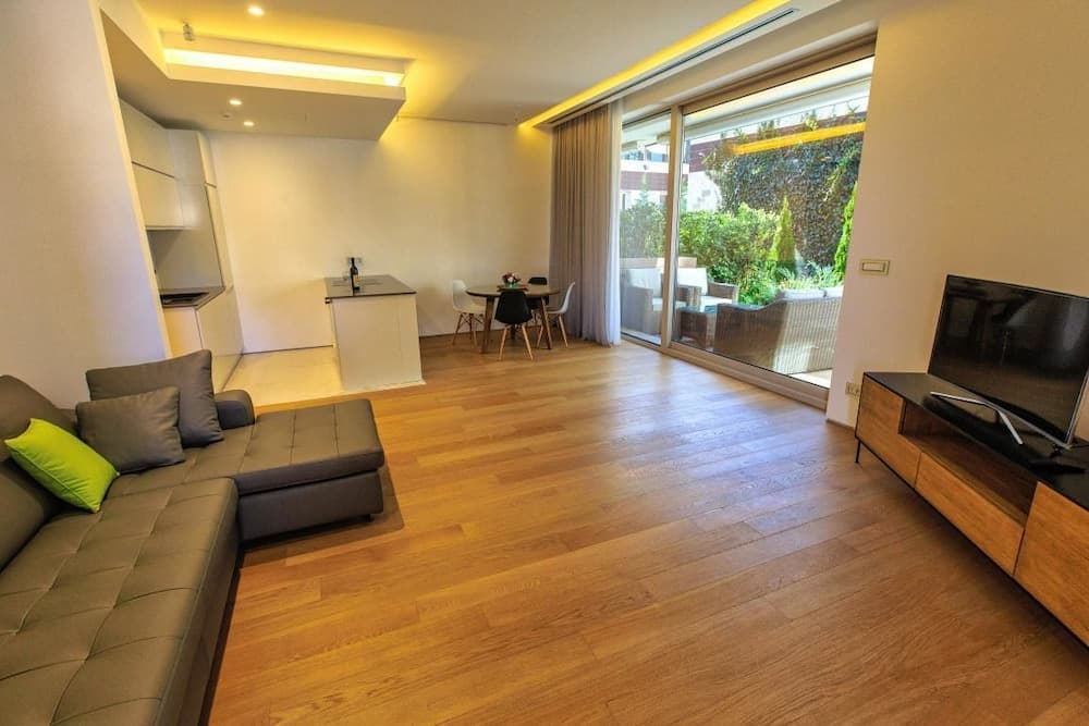 Royal Sealine - Rozino