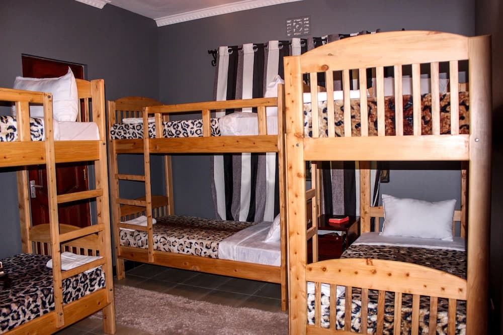 Savannah House - Hostel