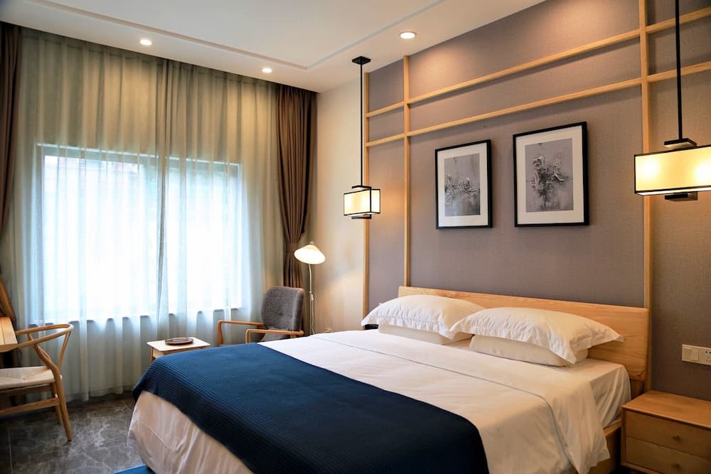 Yi Su Li - Courtyard in the City