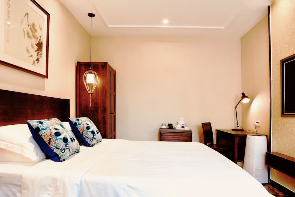 Yi Su Li - Courtyard in the City