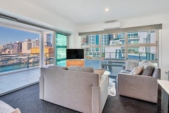 Stunning Harbour & City View Studio