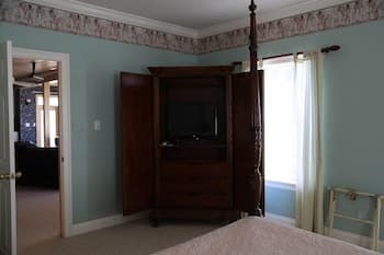 H Blue Atlantis 6 Bedroom Home by RedAwning