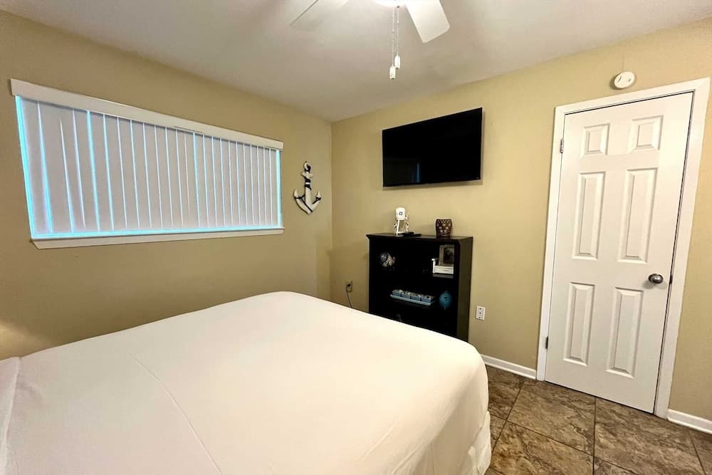 Harbor House B2 2 Bedroom Condo by RedAwning