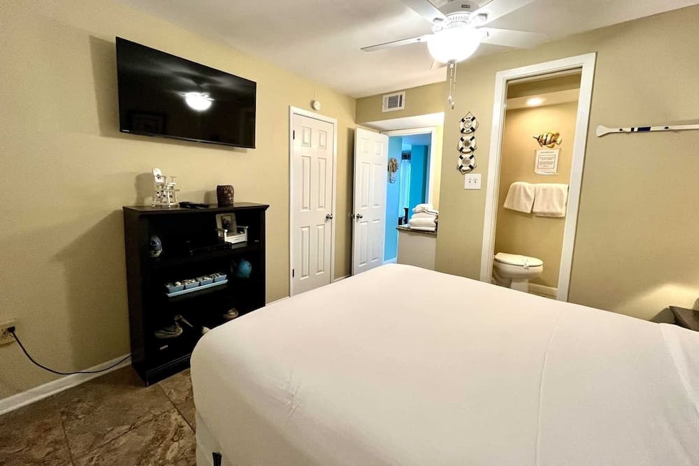 Harbor House B2 2 Bedroom Condo by RedAwning