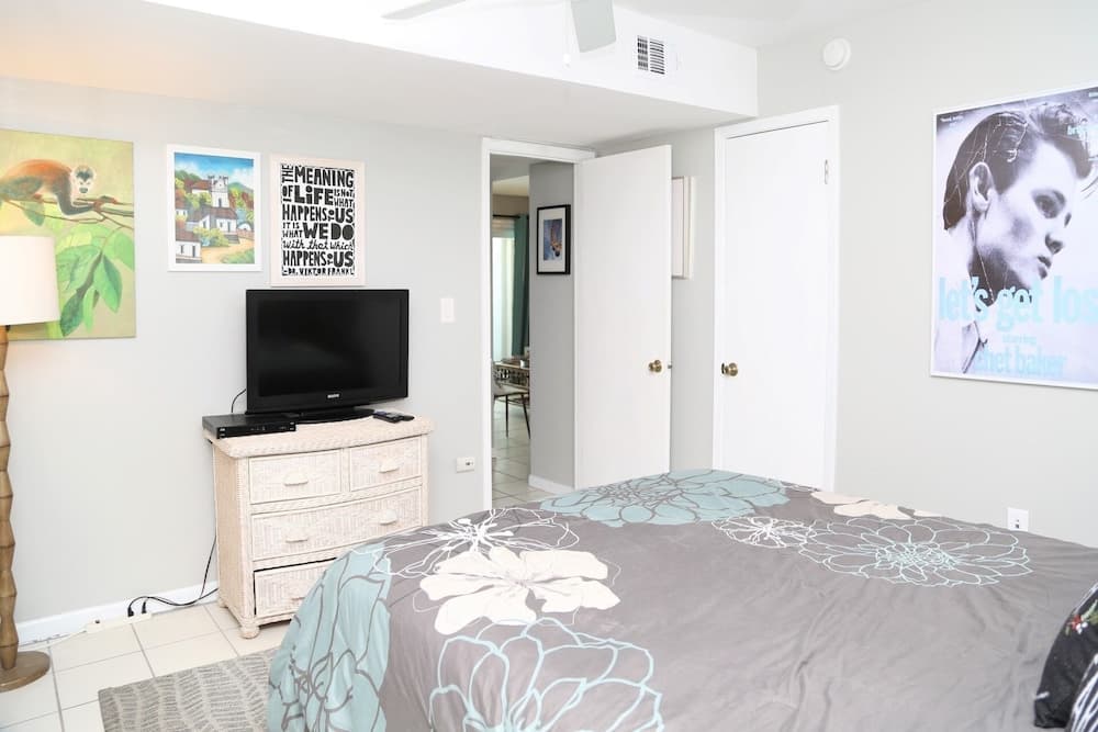 Harbor House B4 2 Bedroom Condo by RedAwning