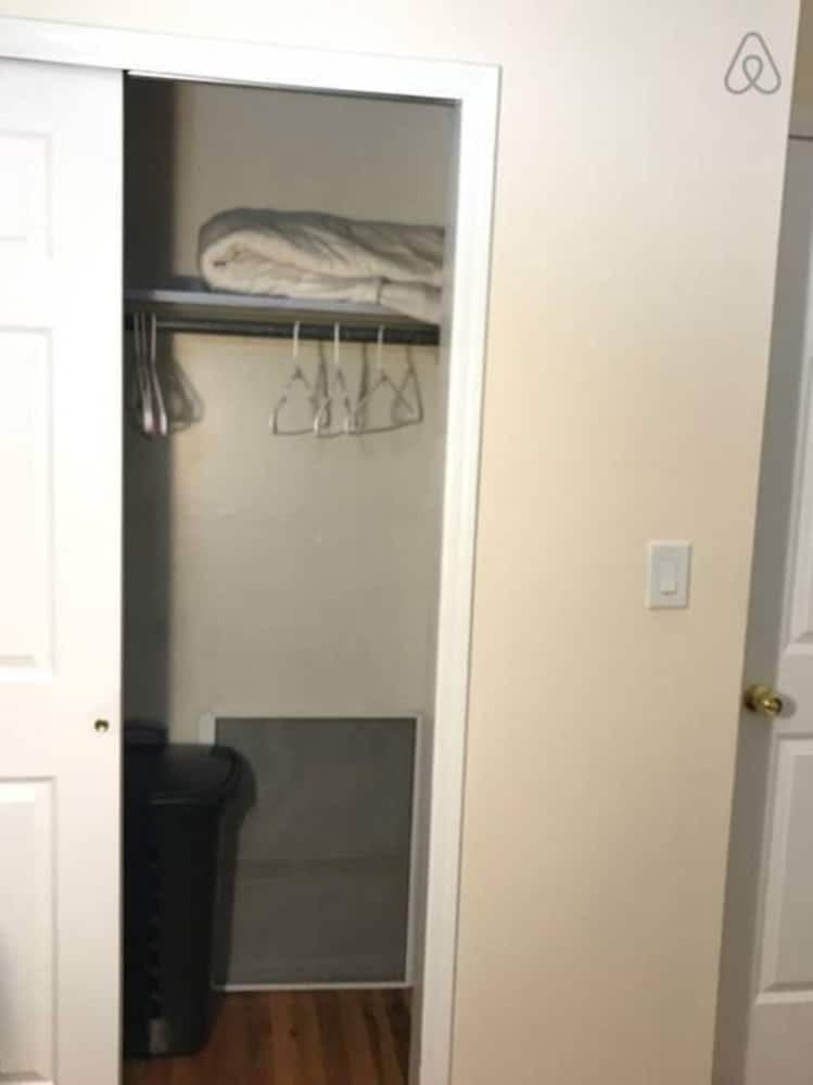 Private Room 2 - Near NYC, EWR & Outlet Mall