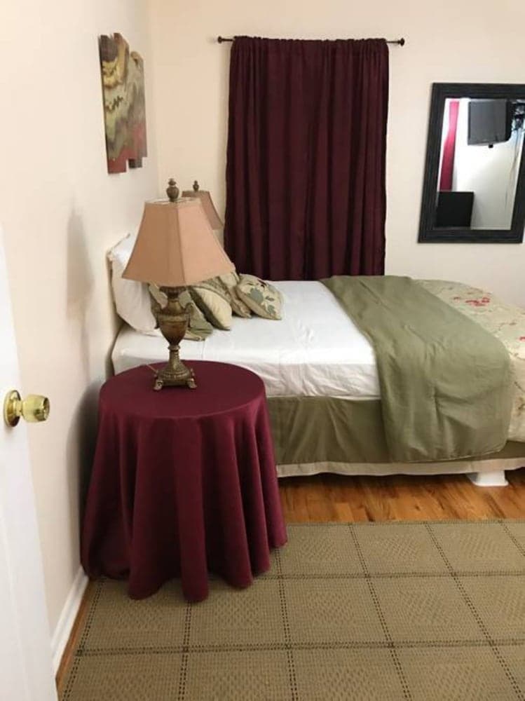 Private Room 2 - Near NYC, EWR & Outlet Mall