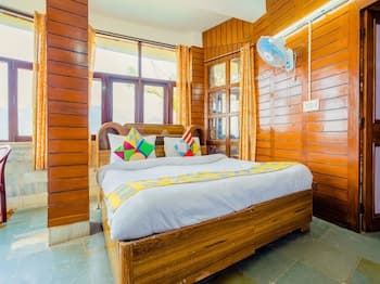 OYO 13693 Home Royal Wood 3BHK Mall Road