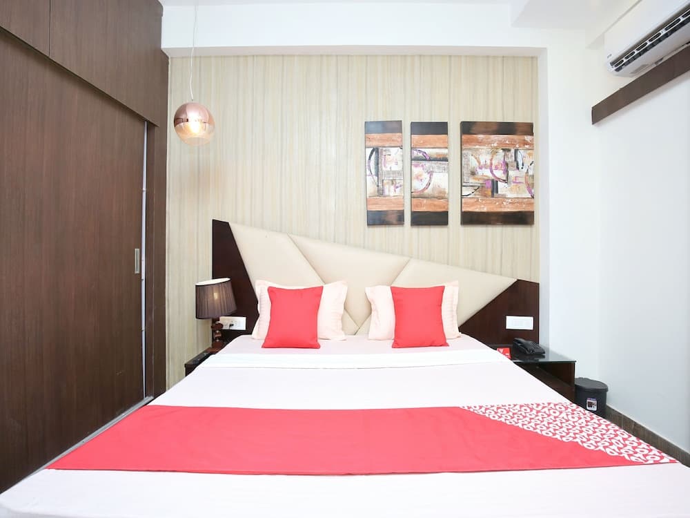 OYO 14186 Royal lake suites