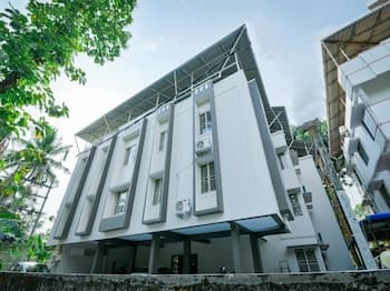 OYO 14271 Modern Studio Near Lulu Mall