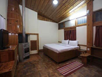 OYO 14300 Home Pleasant 3BHK Mount View Cottage, Prini