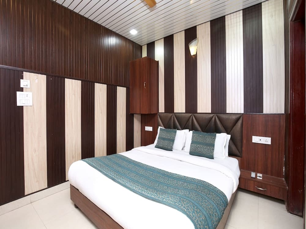 OYO 14515 Hotel Paras Regency