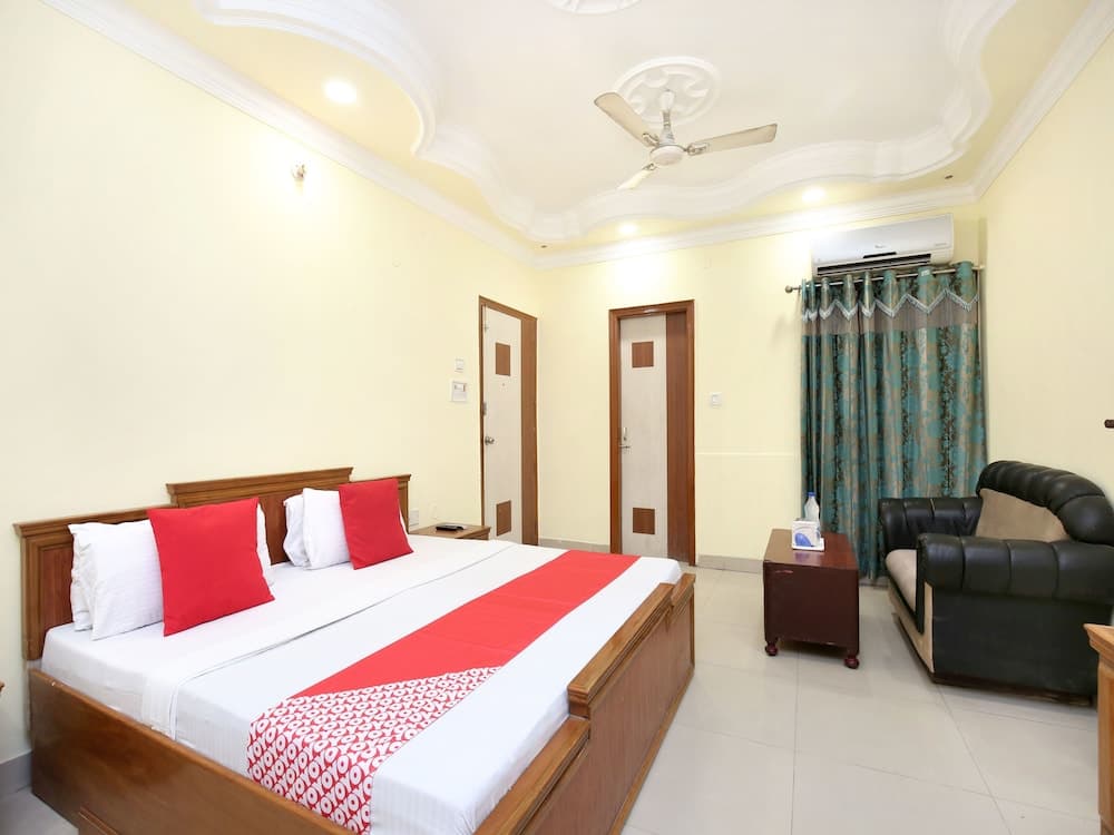 OYO 15667 Hotel Anand