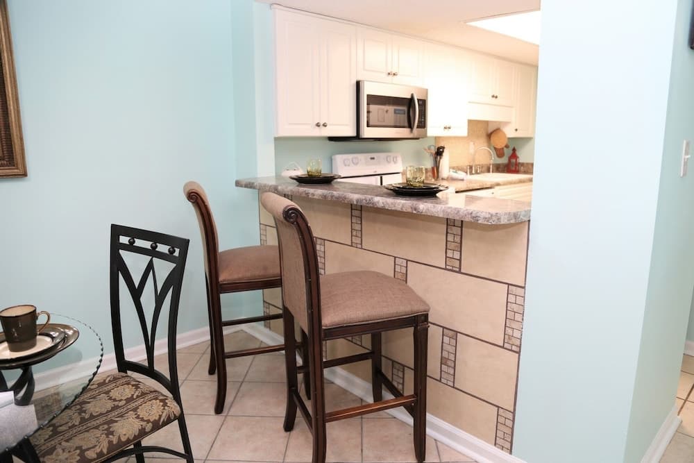 Castaways 1b 2 Bedroom Condo