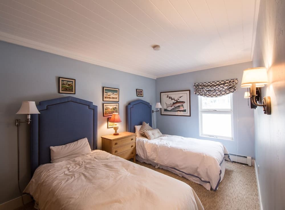 House Steps to Gondola and Vail Village by RedAwning