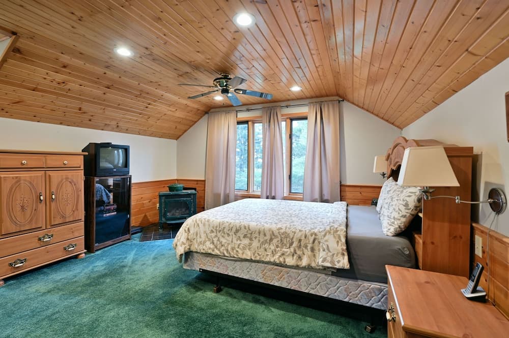 Kenny Lodge 4 Bedroom Hotel Room by RedAwning